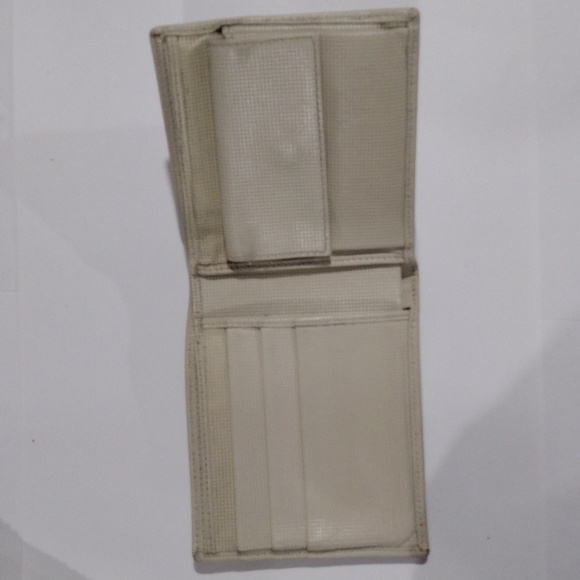 Gucci Beige Textured Leather Wallet w/  Silver Accent 4x3.75-inch, Box, Dust bag - Picture 7 of 17